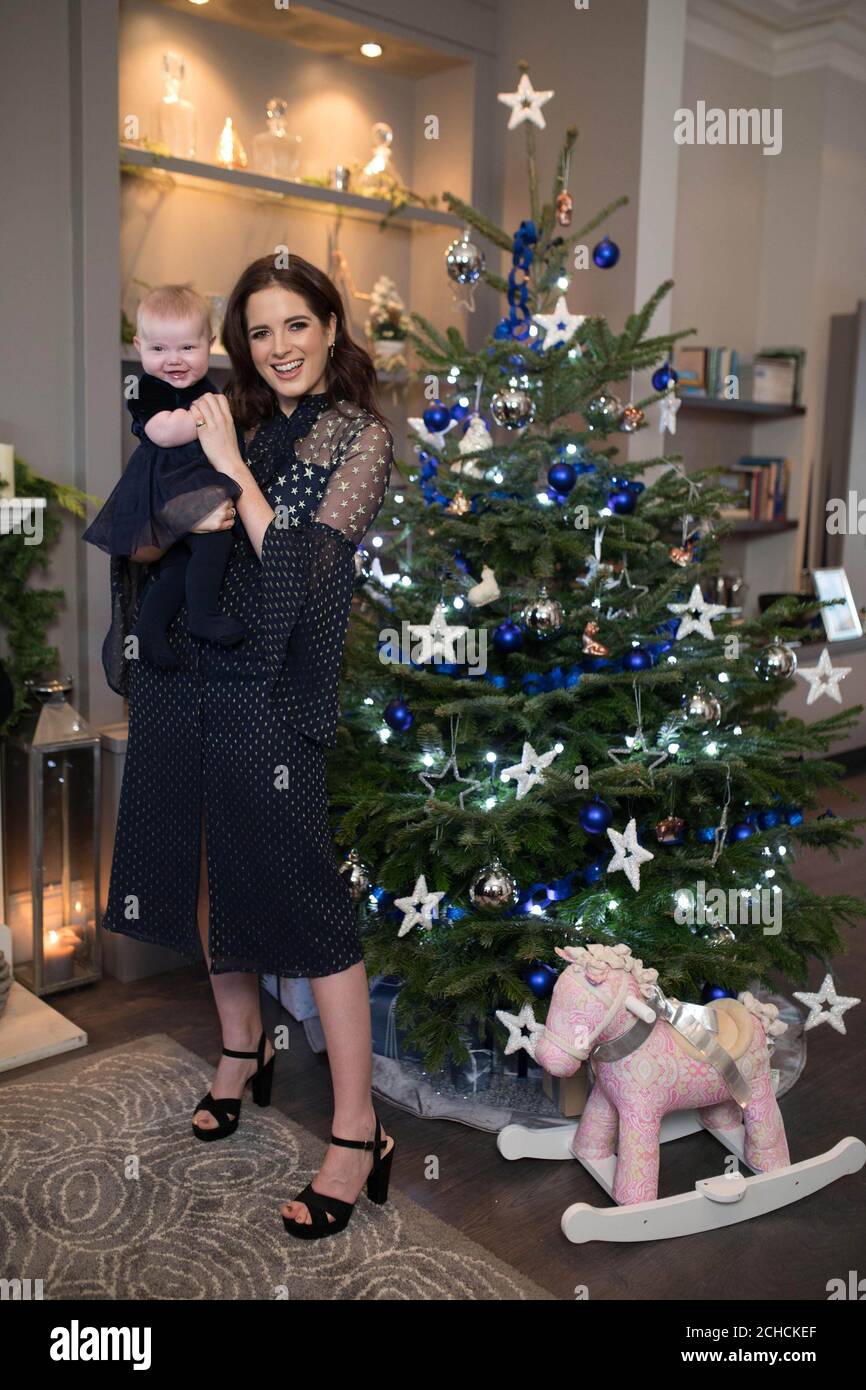 Binky Felstead con la sua figlia India, di 6 mesi, lancia la campagna degli auguri natalizi di Aptaclub a Londra. PREMERE ASSOCIAZIONE. Foto. Data immagine: Martedì 12 dicembre 2017. La campagna Christmas Wishes di Aptaclub sostiene Mummy's Star, l'unica associazione benefica nel Regno Unito e in Irlanda dedicata alle donne e alle loro famiglie colpite dal cancro durante la gravidanza e poco dopo la nascita. Il credito fotografico dovrebbe essere: David Parry/PA Wire Foto Stock