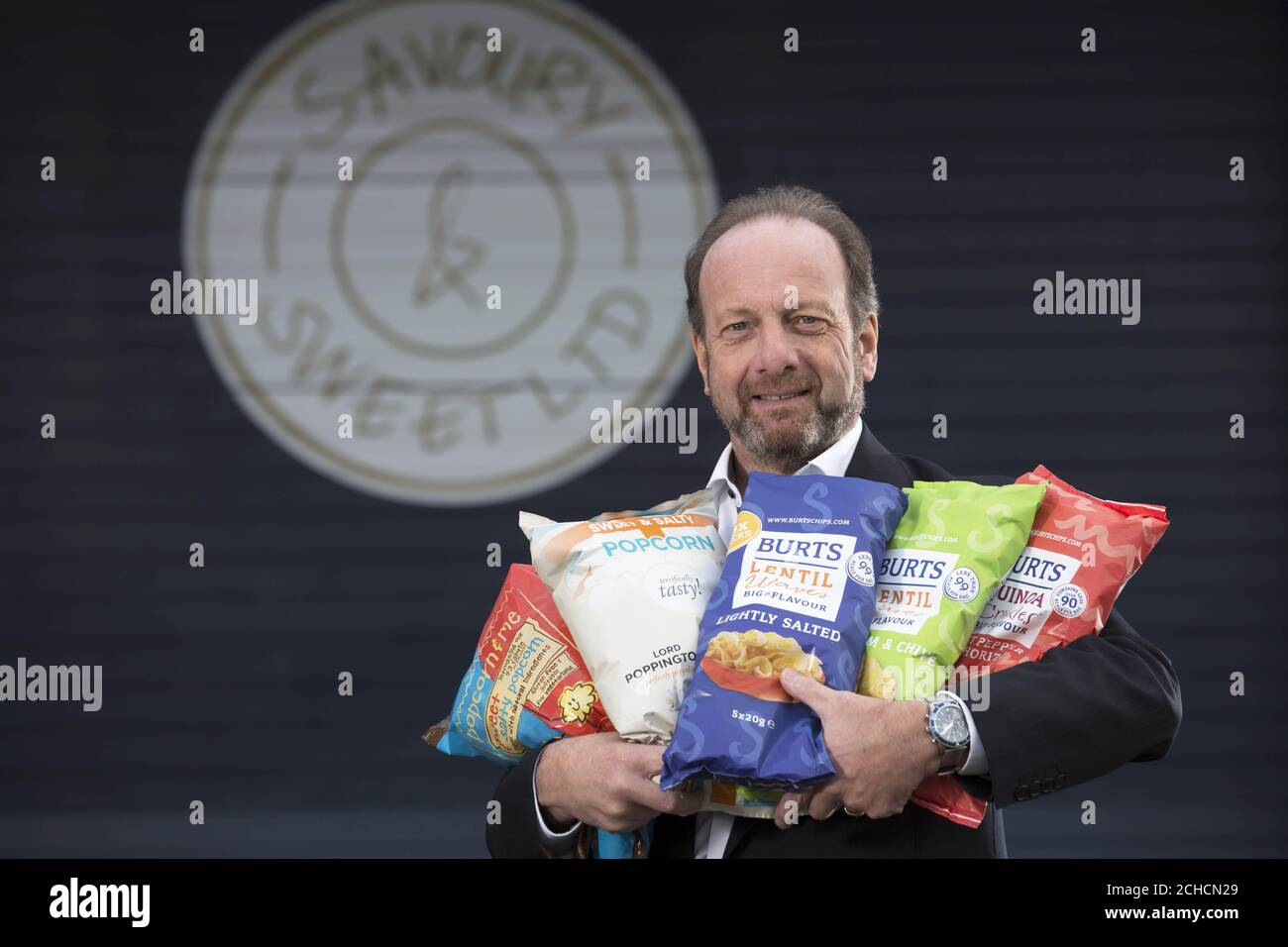 USO EDITORIALE SOLO David Nairn, l'amministratore delegato di Burts Potato Chips, annuncia l'acquisizione di popcorn e snack sano fornitore di salato &amp; Sweet alla loro fabbrica a Leicester. Foto Stock