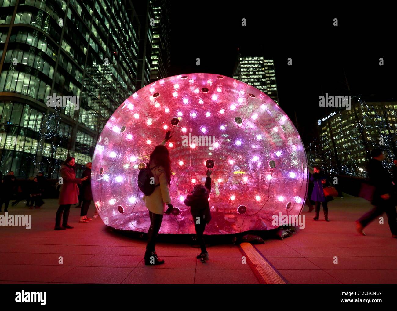 I membri del pubblico hanno visto Sonic Bubble di Eness all'annuale Canary Wharf Winter Lights Festival 2018, Londra. Foto Stock