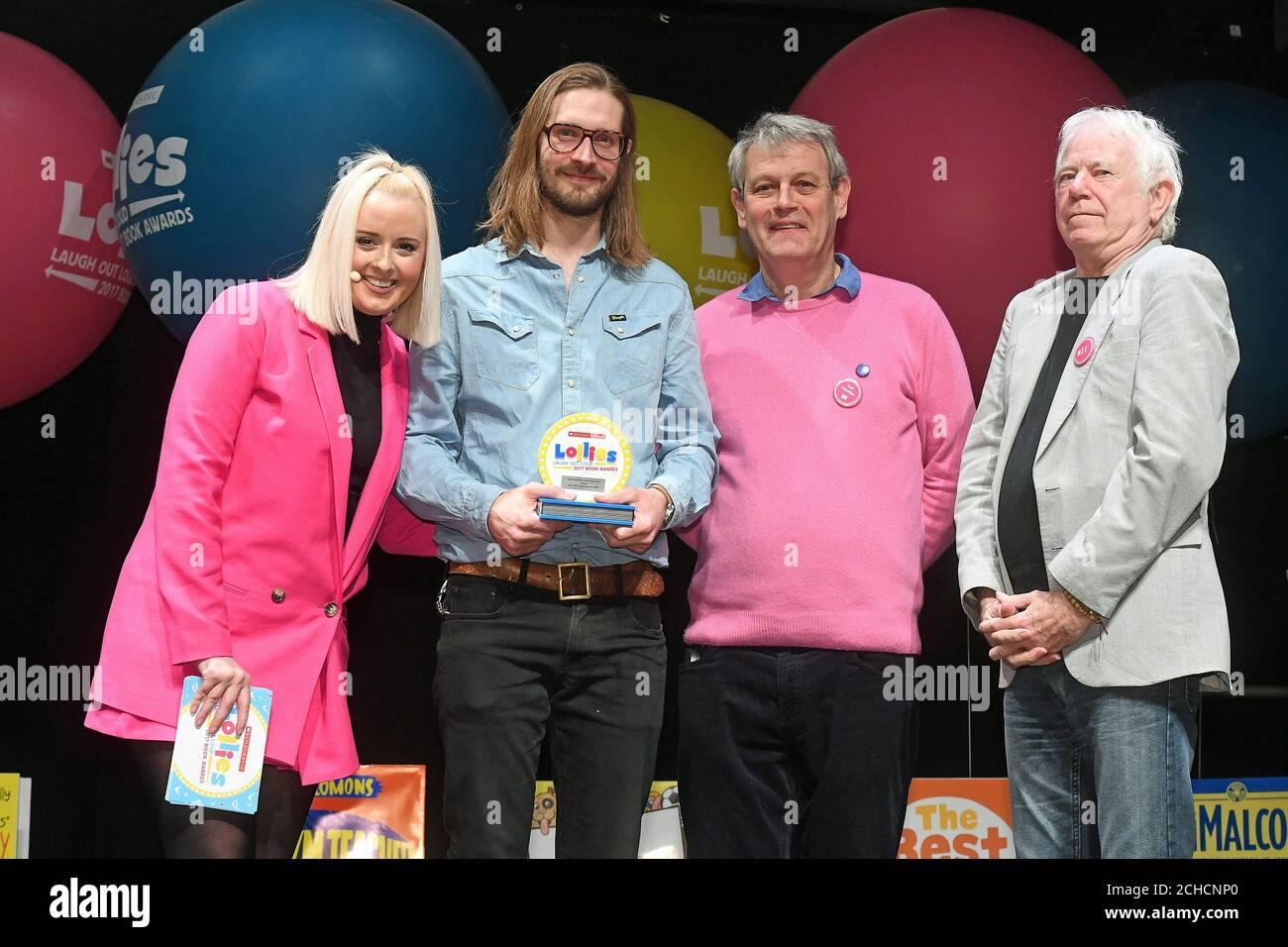 Axel Scheffler e Tony Ross presentano il premio per la migliore immagine di risata a voce alta a Jim Field al Laugh out Loud Awards, ÒThe LolliesÓ, un evento di premiazione creato da Scholastic, per celebrare i più divertenti libri per bambini al Troxy, Londra. PREMERE ASSOCIAZIONE. Foto. Data foto: Giovedì 18 gennaio 2018. Il credito fotografico deve essere: Jonathan Hortle/PA Wire Foto Stock