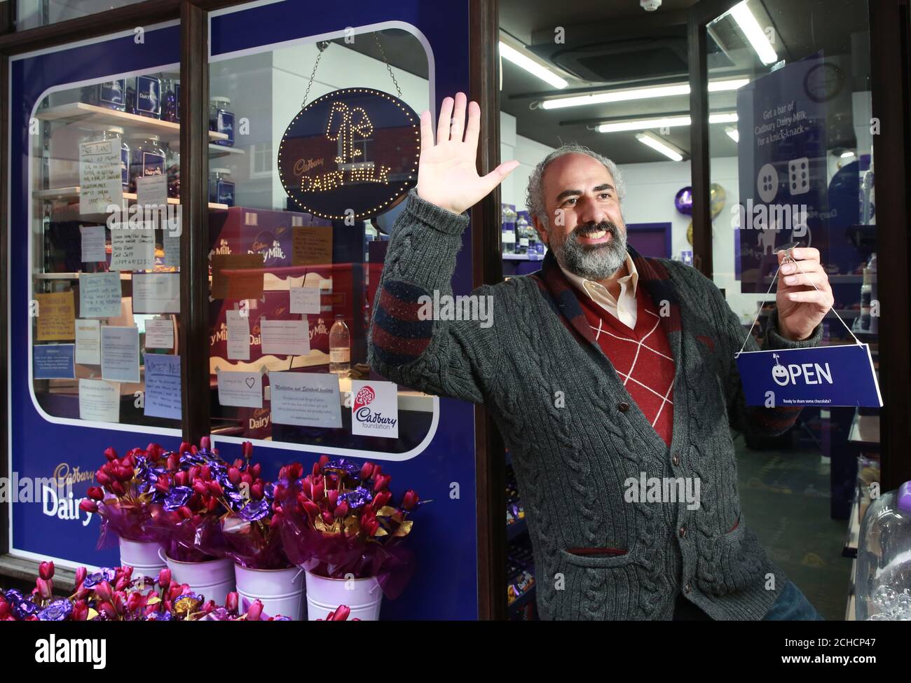 Il negoziante al lancio del Cadbury's Glass e di un negozio a Soho London, aperto al pubblico fino al 28 gennaio. PREMERE ASSOCIAZIONE. Immagine. Data. Mercoledì 24 gennaio 2018. Il credito fotografico dovrebbe essere letto. Filo Alexander/PA opaco Foto Stock