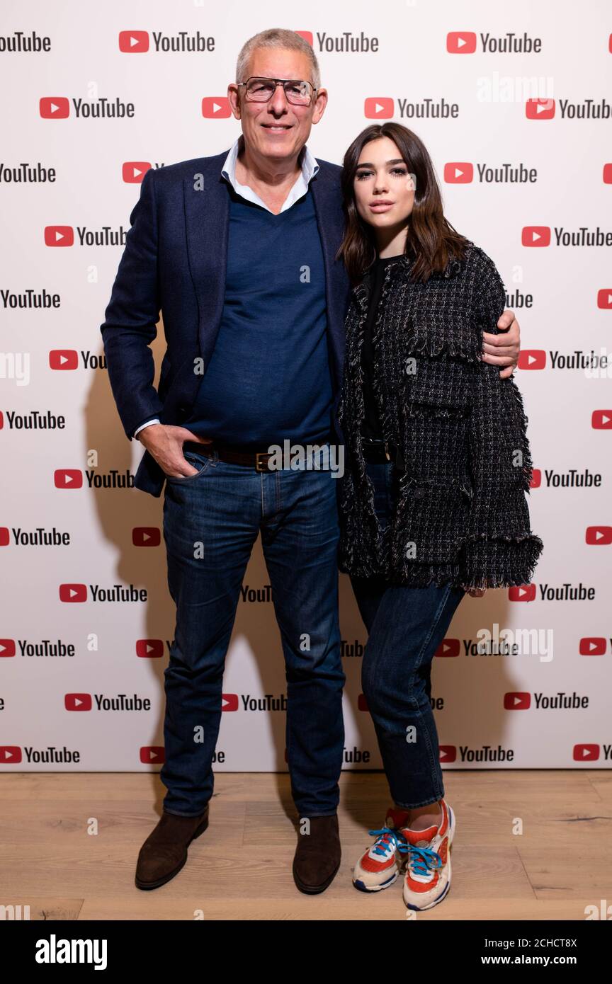 USO EDITORIALE SOLO Dua Lipa in conversazione con Lyor Cohen, YouTubeÕs Global Head of Music, presso YouTube Space London, in vista dei BRIT Awards che si svolge mercoledì 21 febbraio. PREMERE ASSOCIAZIONE. Foto. Data immagine: Lunedì 19 febbraio 2018. Il credito fotografico dovrebbe essere: John Nguyen/PA Wire Foto Stock