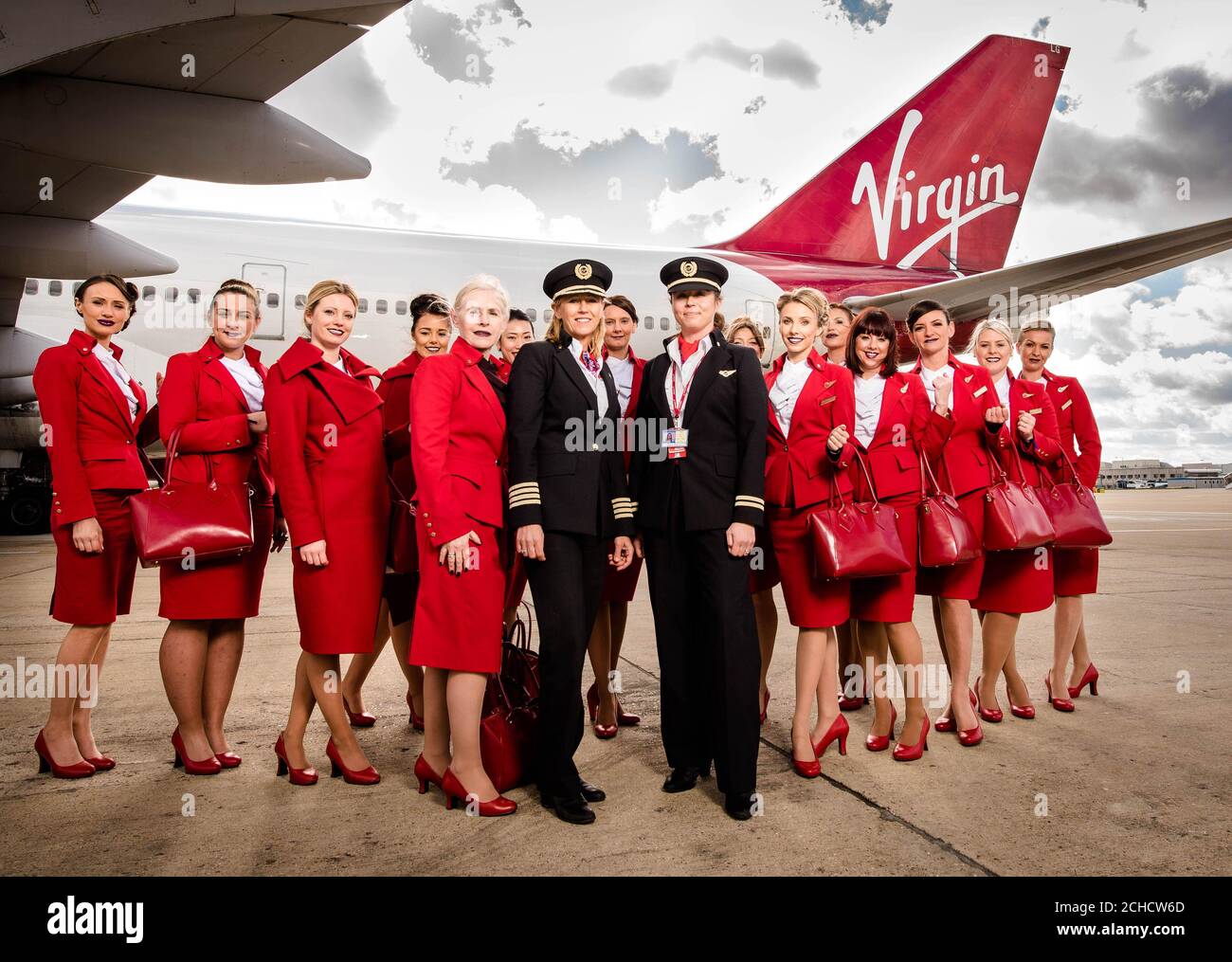 USO EDITORIALE SOLO Captain Lucy Tardrew (centro a sinistra) con un equipaggio interamente femminile, prima che si preparino a volare da Londra Gatwick a Orlando sul volo VS15, come parte di una serie di voli che sono in corso di gestione con equipaggi all-female per celebrare la Giornata Internazionale della Donna (IWD). PREMERE ASSOCIAZIONE. Foto. Data immagine: Giovedì 8 marzo 2018. Le compagnie aeree vogliono incoraggiare più donne e ragazze a prendere in considerazione una carriera nel settore dell'aviazione, con solo circa il 3% della forza lavoro pilota globale di sesso femminile. Vedere PA storia AIR Women. Il credito fotografico dovrebbe essere: John Nguyen/PA Wire. Foto Stock