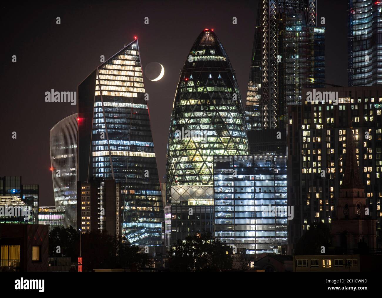 Quarto di luna ambientazione sulla Città, tra lo Scalpel e il Gherkin. Guardando a sud-ovest verso la città, da sinistra, Walkie-Talkie parzialmente obscur Foto Stock