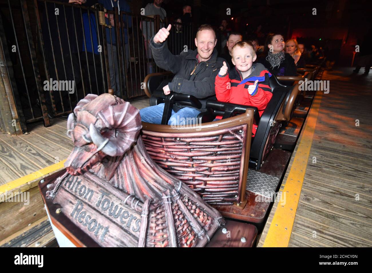 Lucas Betts (10) da Leicester, celebra diventare il primo membro del pubblico a cavalcare il Wicker Man, un rollercoaster in legno che presenta una struttura a sei piani fiammeggiante, presso l'Alton Towers Resort a Stoke-on-Trent. Foto Stock