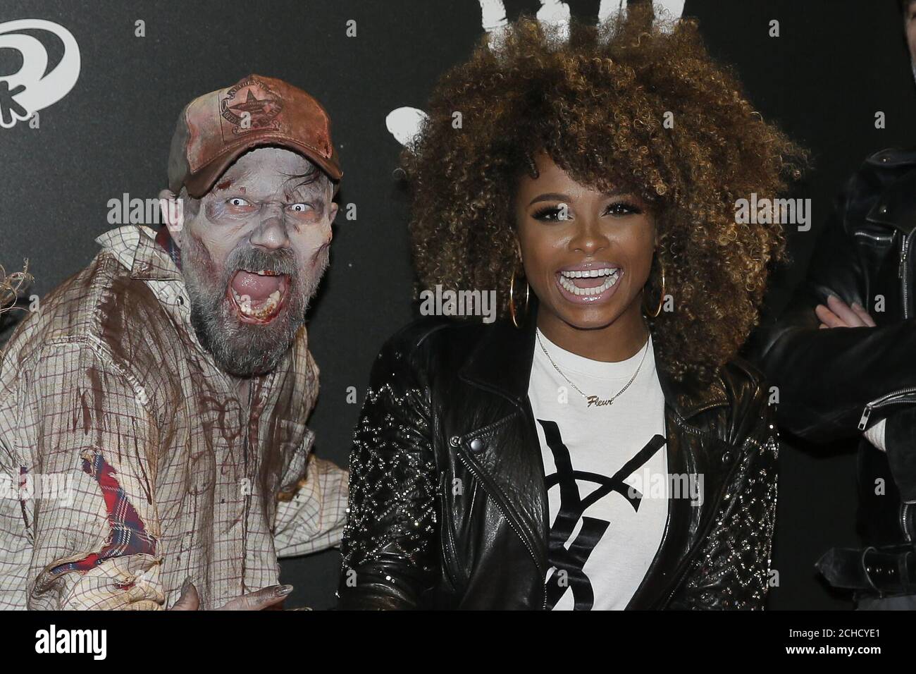 USO EDITORIALE SOLO Fleur East arriva al lancio ufficiale del Walking Dead: The Ride, al THORPE PARK Resort di Surrey. Foto Stock