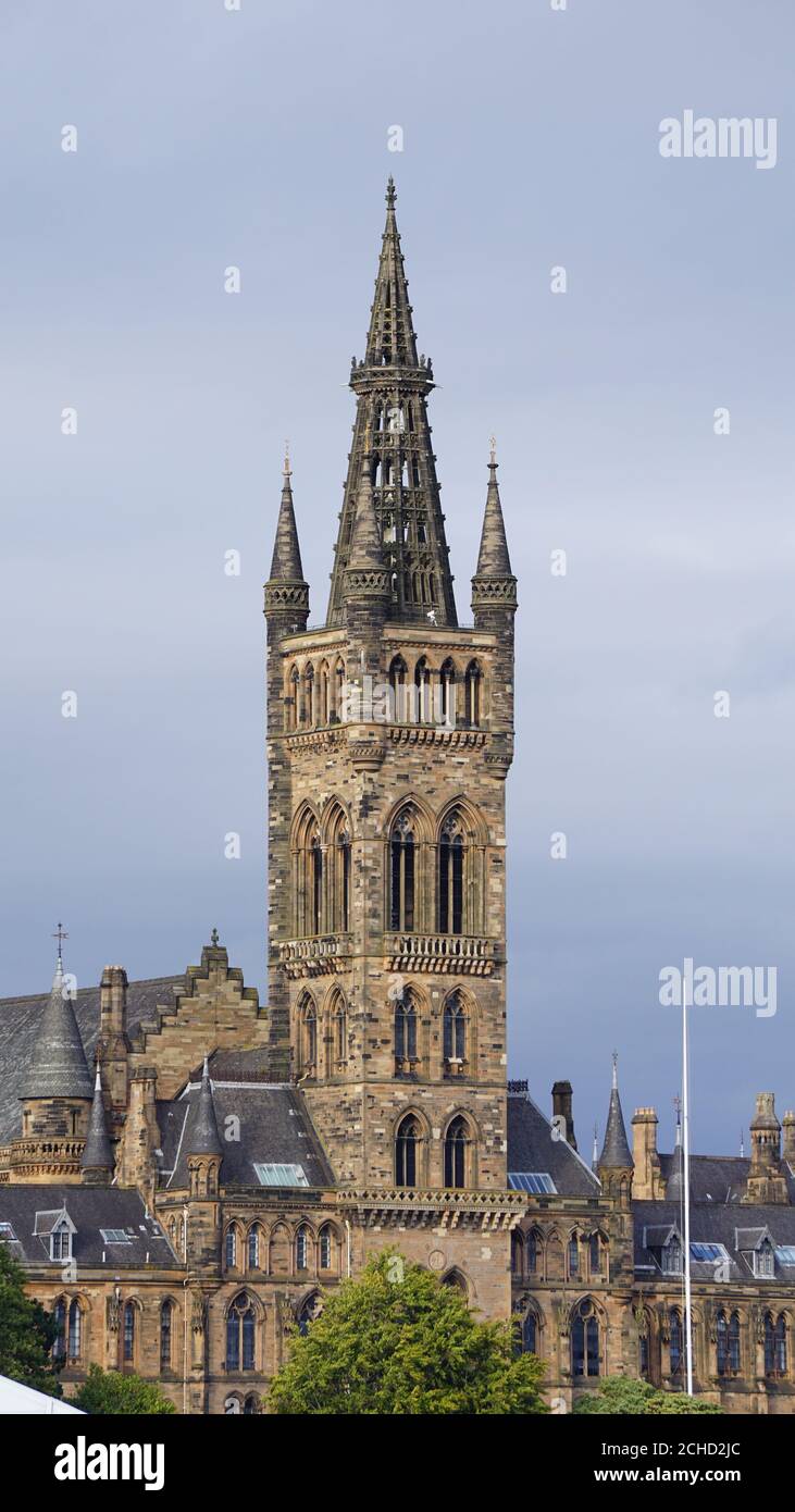 Città di Glasgow University spire e Campanile preso da Dalnair Street a Glasgow, Scozia Foto Stock