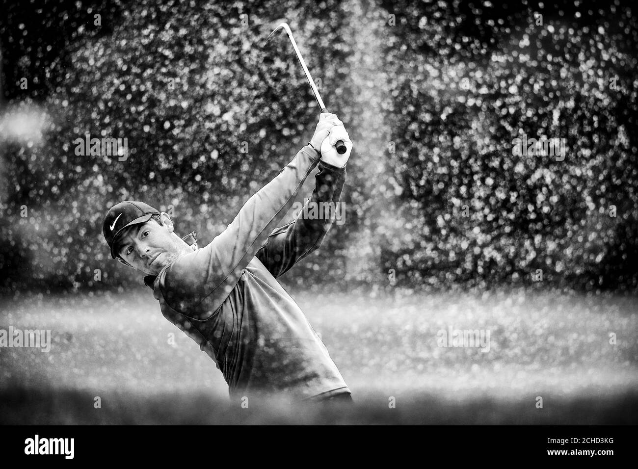 In Irlanda del Nord la Rory McIlroy trucioli al di fuori di un bunker sulla 6° fairway durante il giorno due del 2018 BMW PGA Championship8p di Wentworth Golf Club, Surrey. Foto Stock