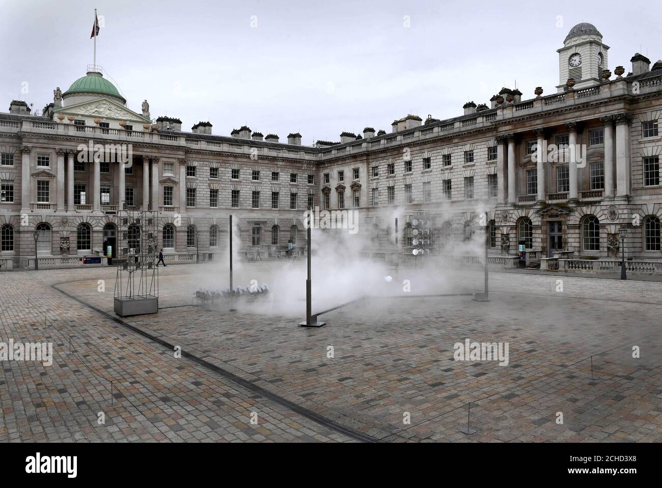 Nel cortile della Somerset House di Londra viene allestita un'installazione artistica intitolata ÔHalo' di Kimchi and Chips, con una combinazione di getti d'acqua fini e 100 specchi motorizzati che in una giornata limpida possono creare un alone di luce sospeso a mezz'aria. PREMERE ASSOCIAZIONE. Foto. Data immagine: Giovedì 7 giugno 2018. L'installazione innovativa celebra l'alchimia della natura e della tecnologia, considerando come il potenziale di una delle risorse naturali più preziose del mondo possa essere sfruttato in modo sostenibile ed è aperto al pubblico fino a J. Foto Stock