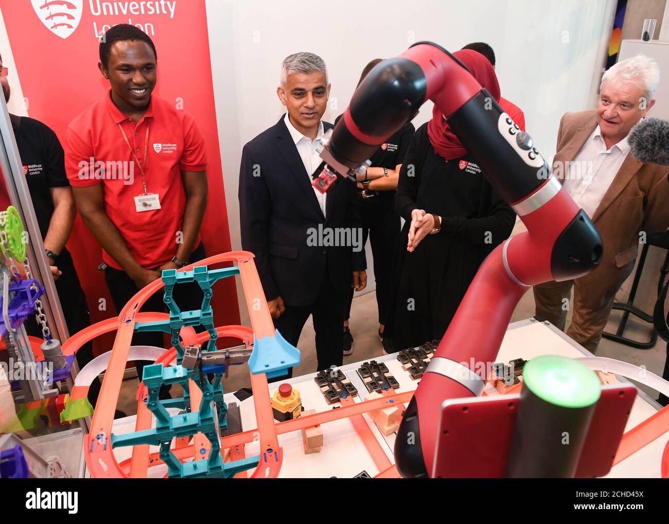 Il Sindaco di Londra Sadiq Khan interagisce con un "robot collaborativo" progettato dagli studenti della Middlesex University al lancio della London Tech Week 2018, presso il Francis Crick Institute di Londra. PREMERE ASSOCIAZIONE. Foto. Data immagine: Lunedì 11 giugno 2018. London Tech Week è il più grande festival europeo di tecnologia e innovazione e accoglie oltre 50,000 visitatori in città. Foto Stock