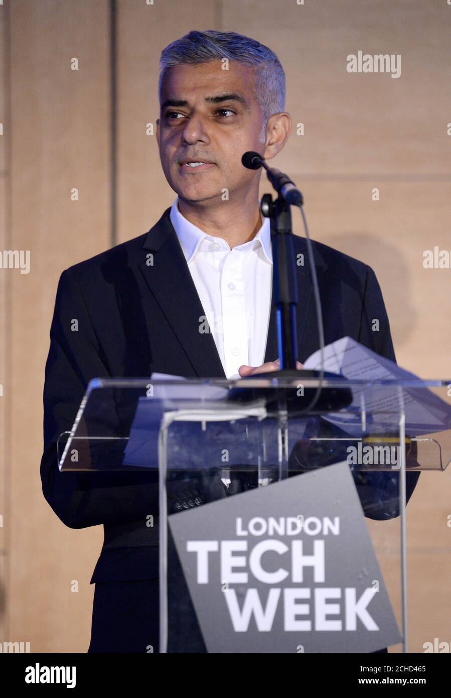 Il Sindaco di Londra Sadiq Khan si rivolge ad un pubblico di giovani londinesi al lancio della London Tech Week 2018, presso il Francis Crick Institute di Londra. PREMERE ASSOCIAZIONE. Foto. Data immagine: Lunedì 11 giugno 2018. London Tech Week è il più grande festival europeo di tecnologia e innovazione e accoglie oltre 50,000 visitatori in città. Foto Stock