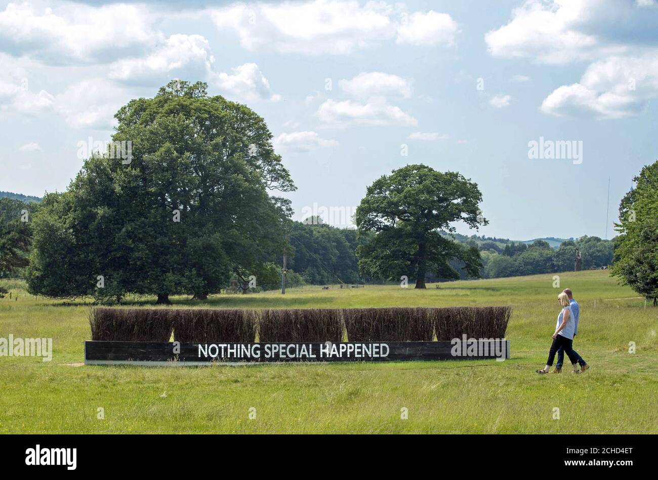 I visitatori guardano a "The Coffin Jump", una nuova opera dello Yorkshire Sculpture Park a Wakefield dell'artista contemporaneo Katrina Palmer, che celebra il ruolo delle donne nella prima guerra mondiale come parte DEL 14-18, IL programma artistico del Regno Unito per il primo centenario della guerra mondiale. Foto Stock