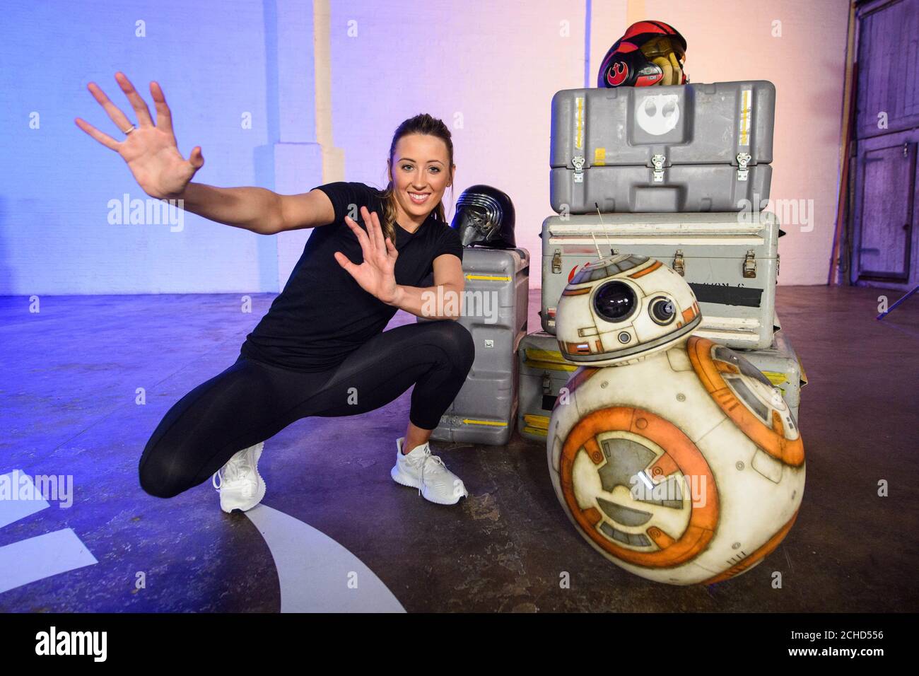 Il doppio medaglia d'oro olimpica britannica Taekwondo Jade Jones sul set, insieme a BB-8, filmata per il nuovo programma nazionale Change4Life Train Like A Jedi, progettato per affrontare bassi livelli di attività fisica tra i bambini in Inghilterra. Foto Stock