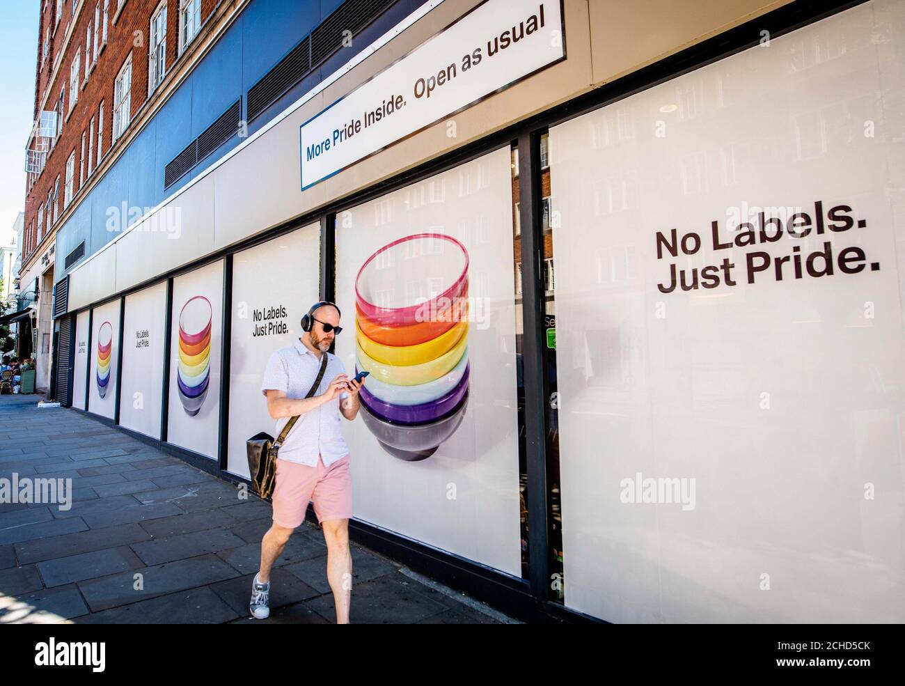 Una vista generale di YO!, il cibo di strada giapponese e il ristorante sushi in High Street Kensington London, che ha lo slogan 'No Labels. Just Pride', per celebrare Pride a Londra. Foto Stock
