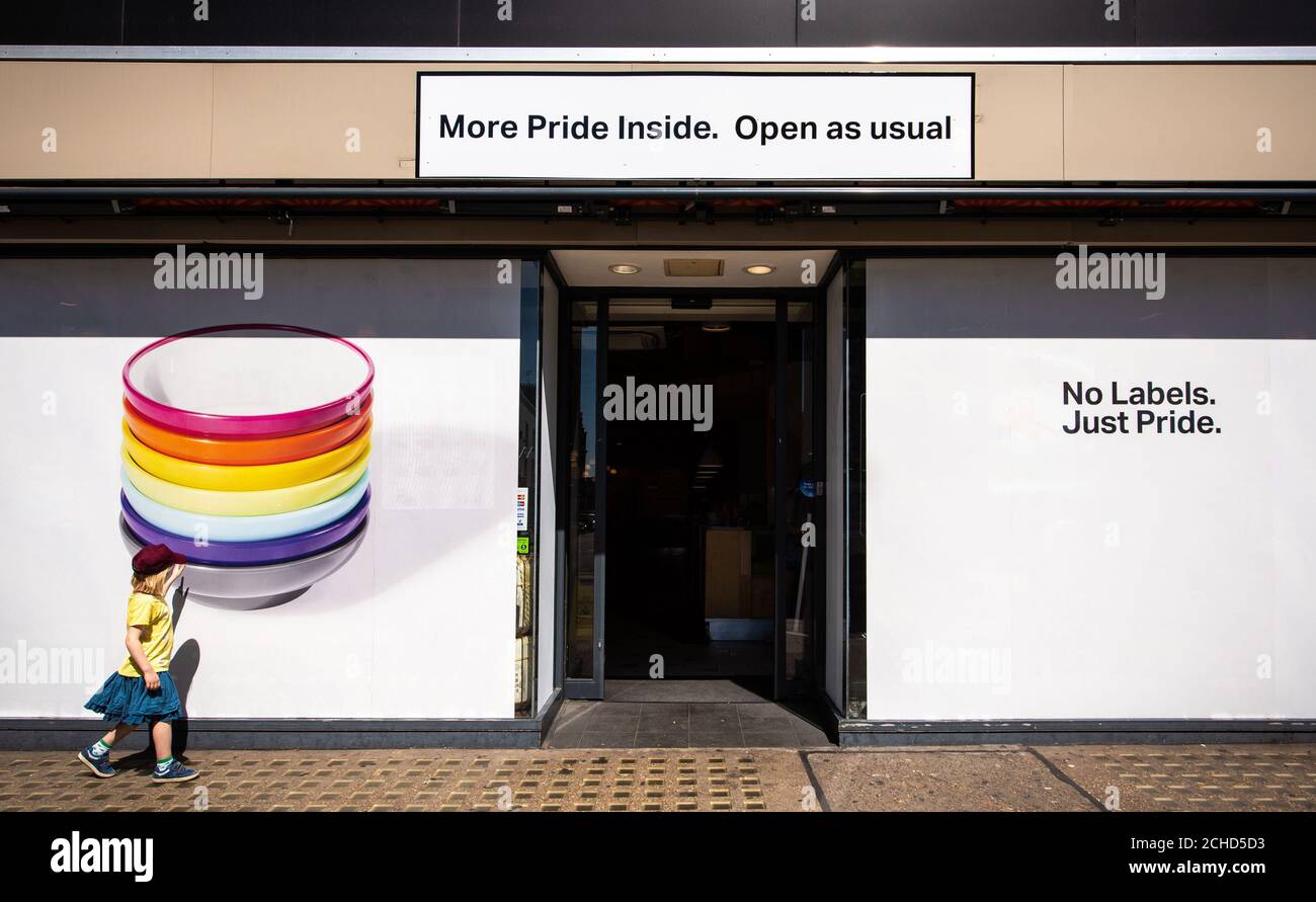 Una vista generale di YO!, il cibo di strada giapponese e il ristorante sushi in High Street Kensington London, che ha lo slogan 'No Labels. Just Pride', per celebrare Pride a Londra. Foto Stock