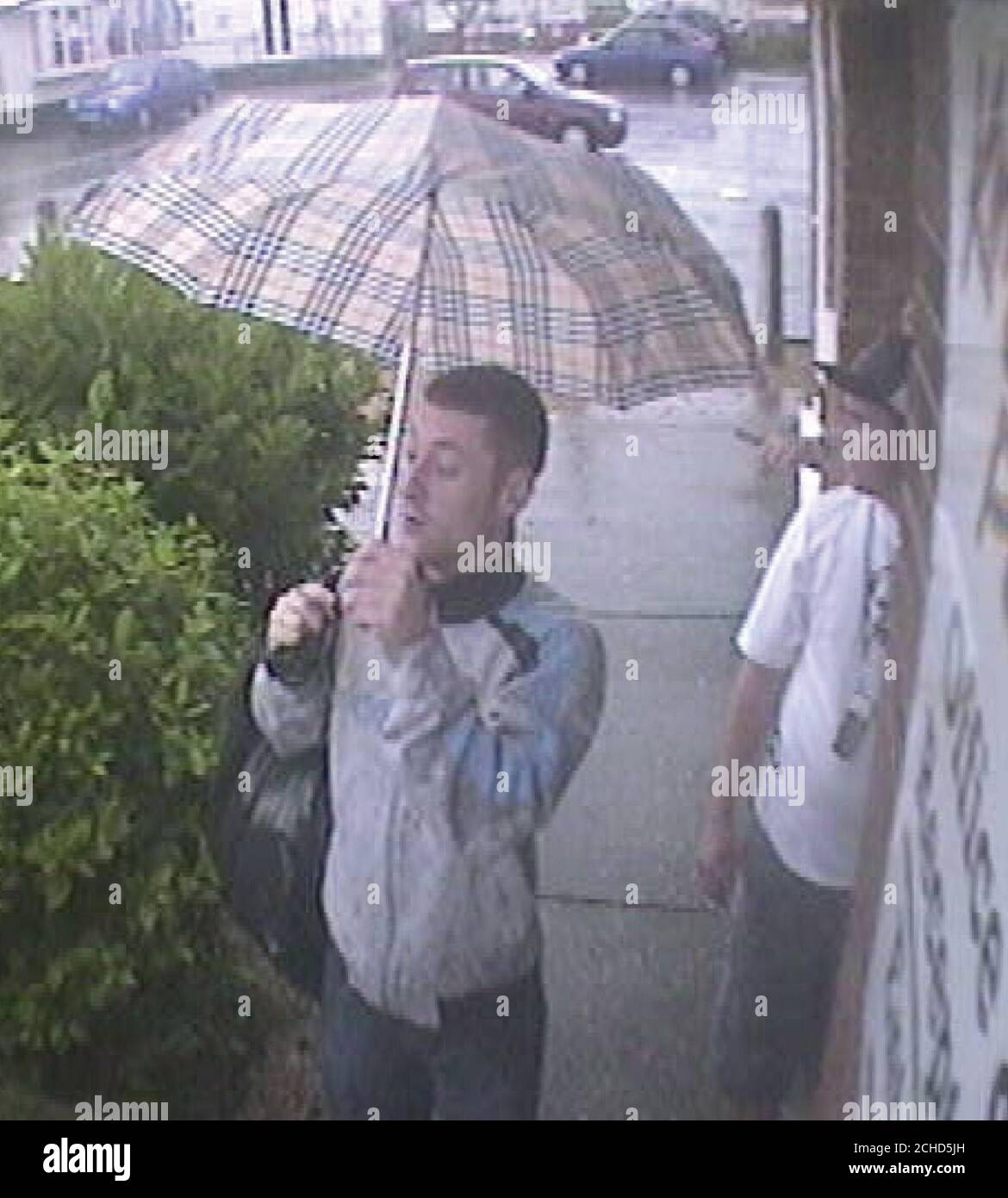 Immagine non datata emessa dalla polizia di Lincolnshire della CCTV che mostra John Russell (a sinistra) e Michael McNee che passavano davanti alla reception presso il sito della carovana di Kingfisher a Ingoldmells dove cospiravano ad assassinare Joan e John Stirland in vendetta per un omicidio perpetrato da Michael o'Brien, Figlio della signora Stirland da un precedente matrimonio. Loro e un terzo uomo sono stati trovati colpevoli alla Corte della Corona di Birmingham della cospirazione. Foto Stock