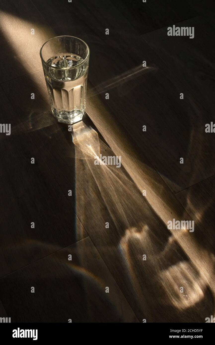 Vetro astratto di acqua e raggi solari Foto Stock