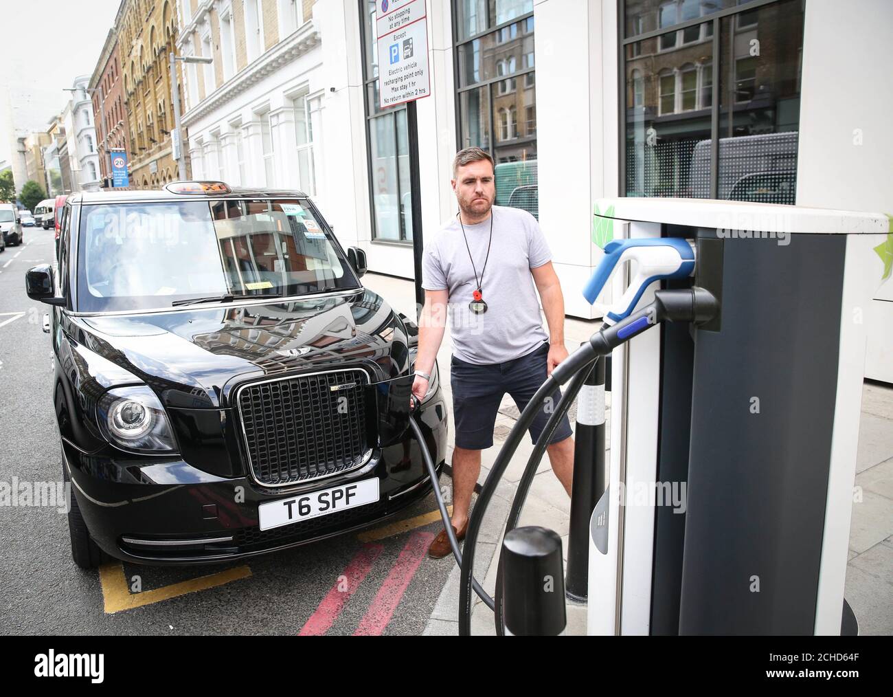 USO EDITORIALE SOLO tassista Scott Fuller carica il suo taxi elettrico su Southwark Street a Londra come LEVC (London Electric Vehicle Company) annuncia di avere 350 dei loro veicoli ora su strade britanniche. Foto Stock