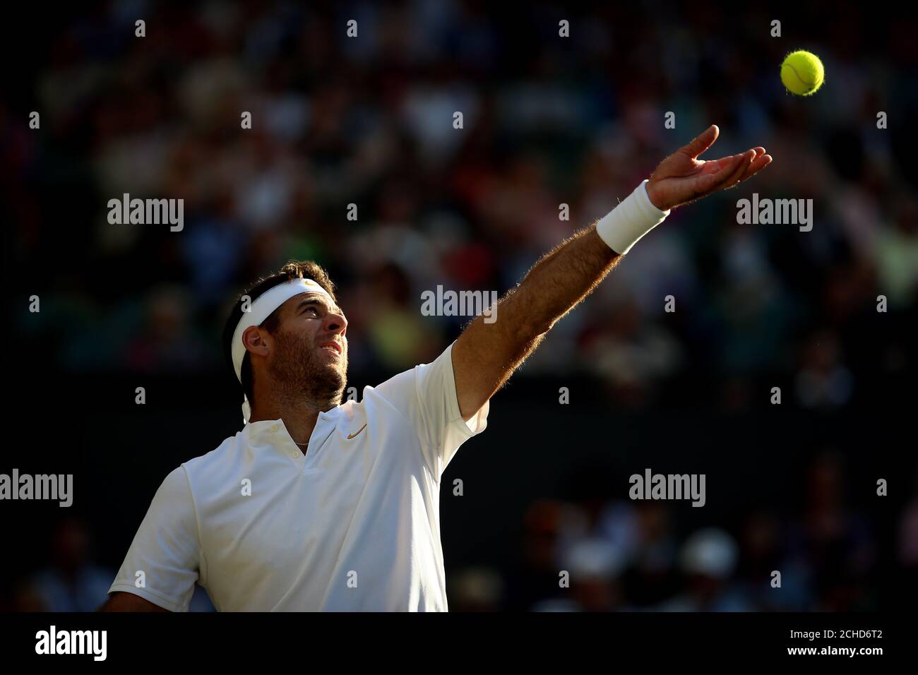 Juan Martin del Potro in azione contro Rafael Nadal il 9° giorno dei Campionati di Wimbledon all'All England Lawn Tennis and Croquet Club di Wimbledon. Foto Stock