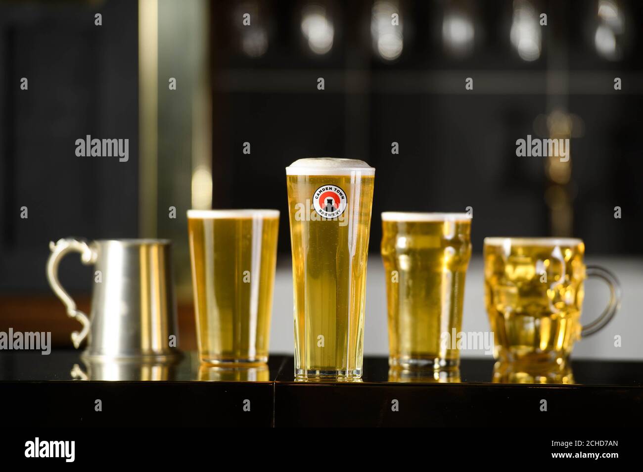 USO EDITORIALE SOLO il tradizionale vetro da pinta è stato ridisegnato dall'iconico designer britannico Sir Kenneth Grange, che celebra il suo 8nono compleanno il 17 luglio, per Camden Town Brewery&Otilde;s Hells lager, Londra. Foto Stock