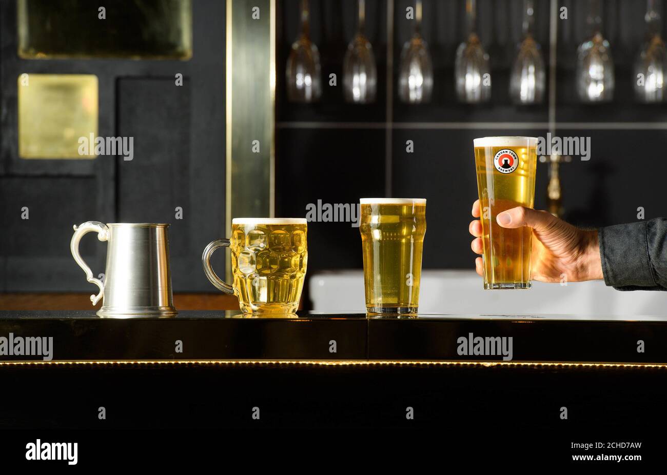 USO EDITORIALE SOLO il tradizionale vetro da pinta è stato ridisegnato per la Camden Town Brewery dall'iconico designer britannico Sir Kenneth Grange, che celebra il suo 8nono compleanno domani 17 luglio, a Londra. Foto Stock
