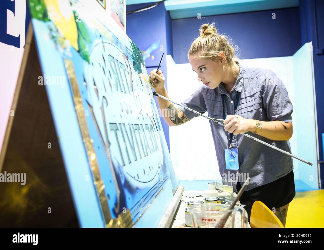 L'artista Alex May Hughes al lancio di Bombay Sapphire 'Canvas', uno spazio pop-up per le arti creative a Shoreditch, Londra. Foto Stock