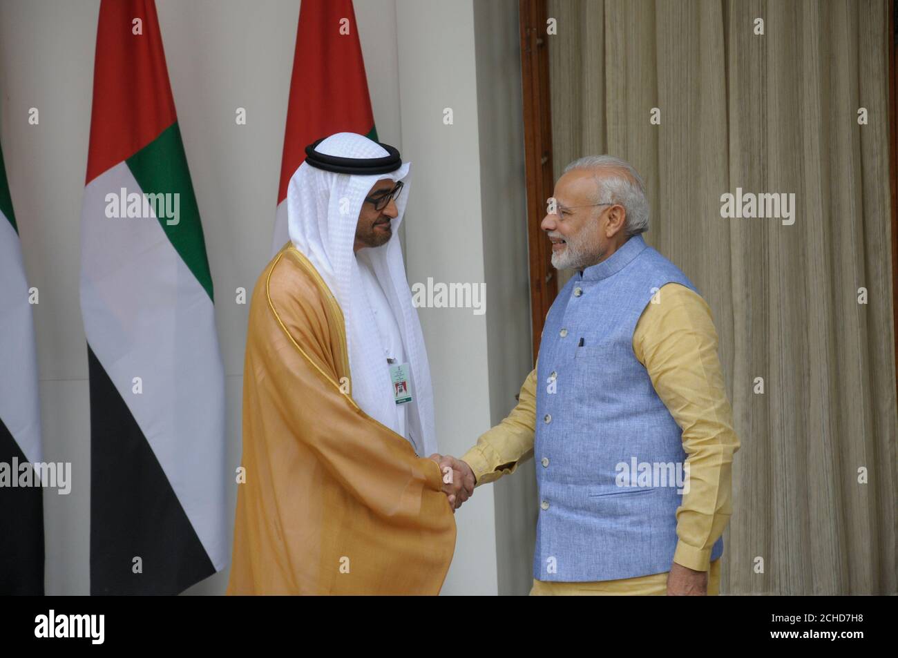 Il primo ministro indiano Narendra modi saluta il principe ereditario di Abu Dhabi Sheikh Mohammed bin Zayed al Nahyan alla casa di Hydrabad a Nuova Delhi, mercoledì, J. Foto Stock