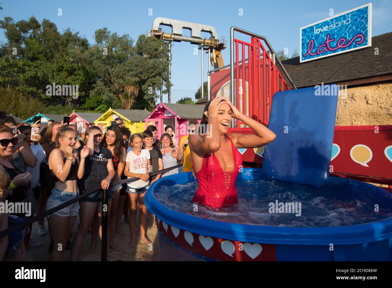 Il concorrente Zara McDermott viene affondato al lancio di Love Island Lates al THORPE PARK Resort di Surrey. Foto Stock