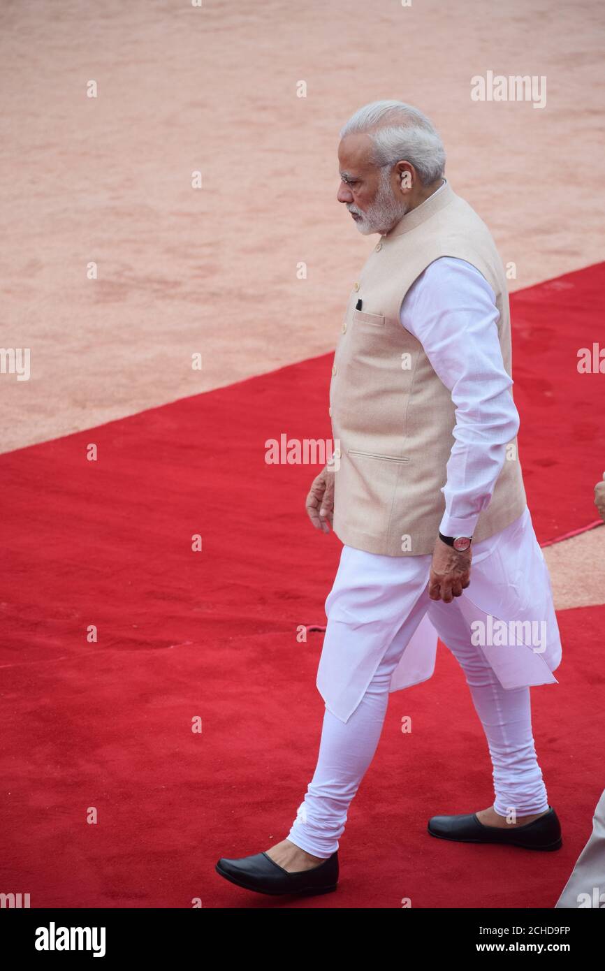 Il primo ministro indiano Narendra modi cammina in un umore penoso. Fotografia: Sondeep Shankar Foto Stock