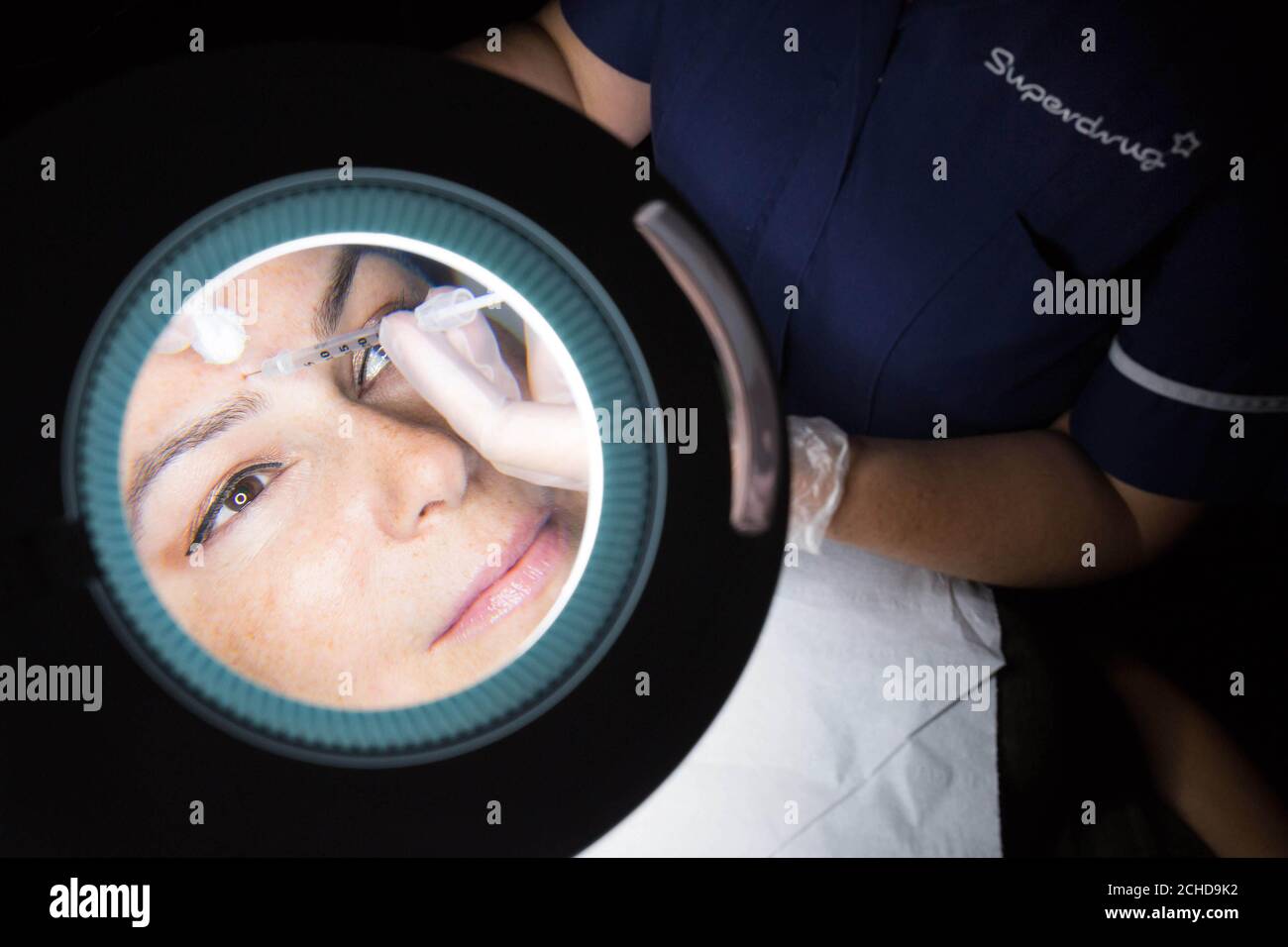 USO EDITORIALE SOLO Lisa da Londra riceve un trattamento a seguito di una consultazione con l'infermiera Superdrug Rosie, come il rivenditore di alta strada lancia il suo Skin Renew Service, che includerà anti-rughe e trattamenti estetici di ringiovanimento della pelle come BOTOX e Juvederm mal filler dermico. Il servizio, che sarà disponibile per i clienti dai 25 anni in su, inizierà alle ore&Ecirc;&libbra;99. Foto Stock