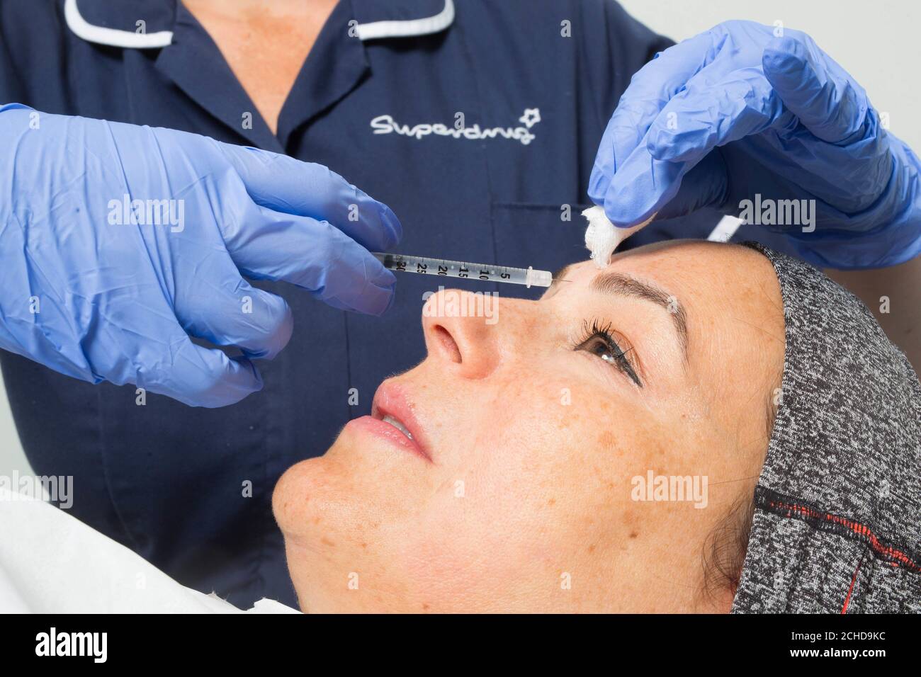 Lisa di Londra riceve un trattamento a seguito di una consultazione con l'infermiera di Superdrug Rosie, mentre il rivenditore di alta strada lancia il suo Skin Renew Service, che includerà trattamenti estetici anti-rughe e ringiovanimento della pelle come BOTOX e Juvederm mal filler dermico. Il servizio, che sarà disponibile per i clienti dai 25 anni in su, inizierà a&Ecirc;£99. Foto Stock