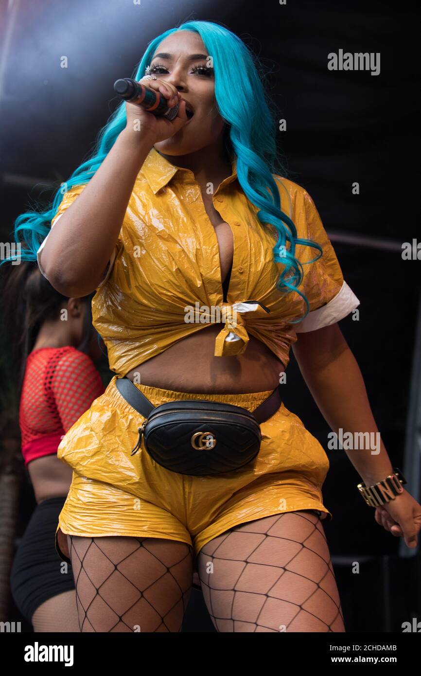 USO EDITORIALE SOLO Stefflon Don suona a Casa BACARD&ecirc; al Powis Square Stage, Notting Hill Carnival, Londra. Foto Stock