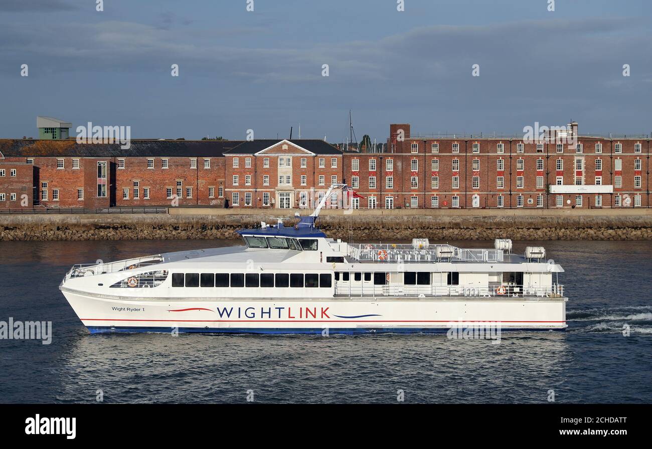 Il catamarano ad alta velocità Wightlink HSC Wight Ryder i, esce dal porto di Portsmouth, destinato a Ryde, sull'isola di Wight Foto Stock