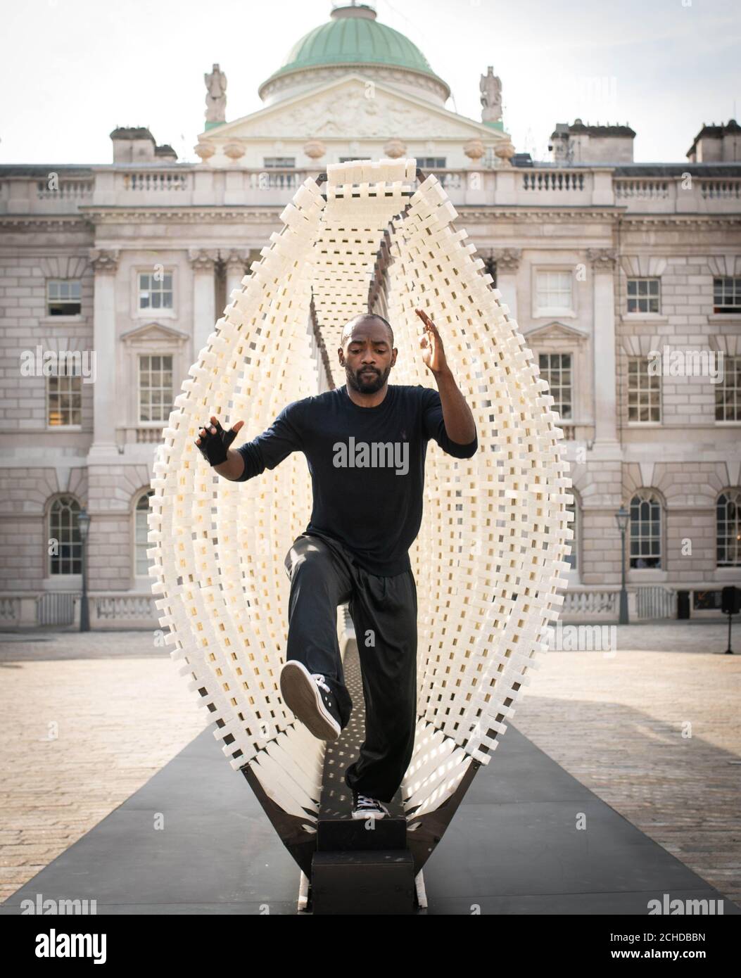 Il performer Dickson MBI si esibisce all'interno di un'installazione progettata da Nassia Inglessis dalla Grecia alla London Design Biennale 2018, che riprende l'intera Somerset House di Londra. Foto Stock