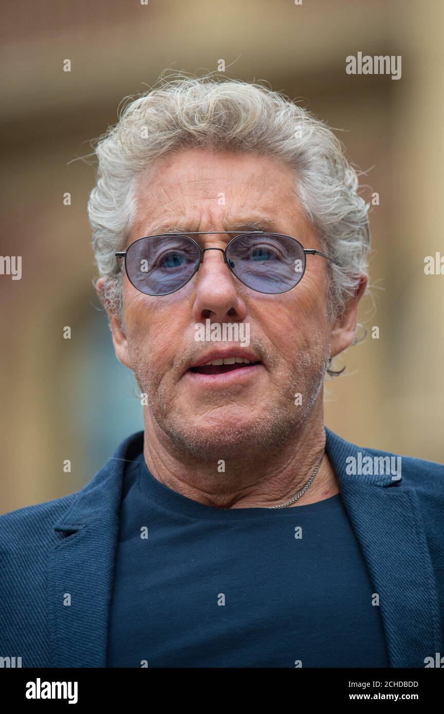 Roger Daltrey partecipa a una fotocellula presso la Royal Albert Hall, Londra, per svelare 11 pietre incise che riconoscono le persone chiave nella storia dell'edificio prima del suo 150° anniversario. PREMERE ASSOCIAZIONE foto. Data immagine: Martedì 4 settembre 2018. Tra le onorificenze di Royal Albert Hall starsÊÐ ognuna delle quali presenta una pietra incisa con una stella di ottone Ð figurano la regina Vittoria, le Suffragettes, Adele, ÊSir Winston Churchill, ÊDame Shirley Bassey, Roger Daltrey (per gli spettacoli Teenage Cancer Trust) e Eric Clapton (le più importanti mai viste). Il credito fotografico dovrebbe essere: Dominic libin Foto Stock