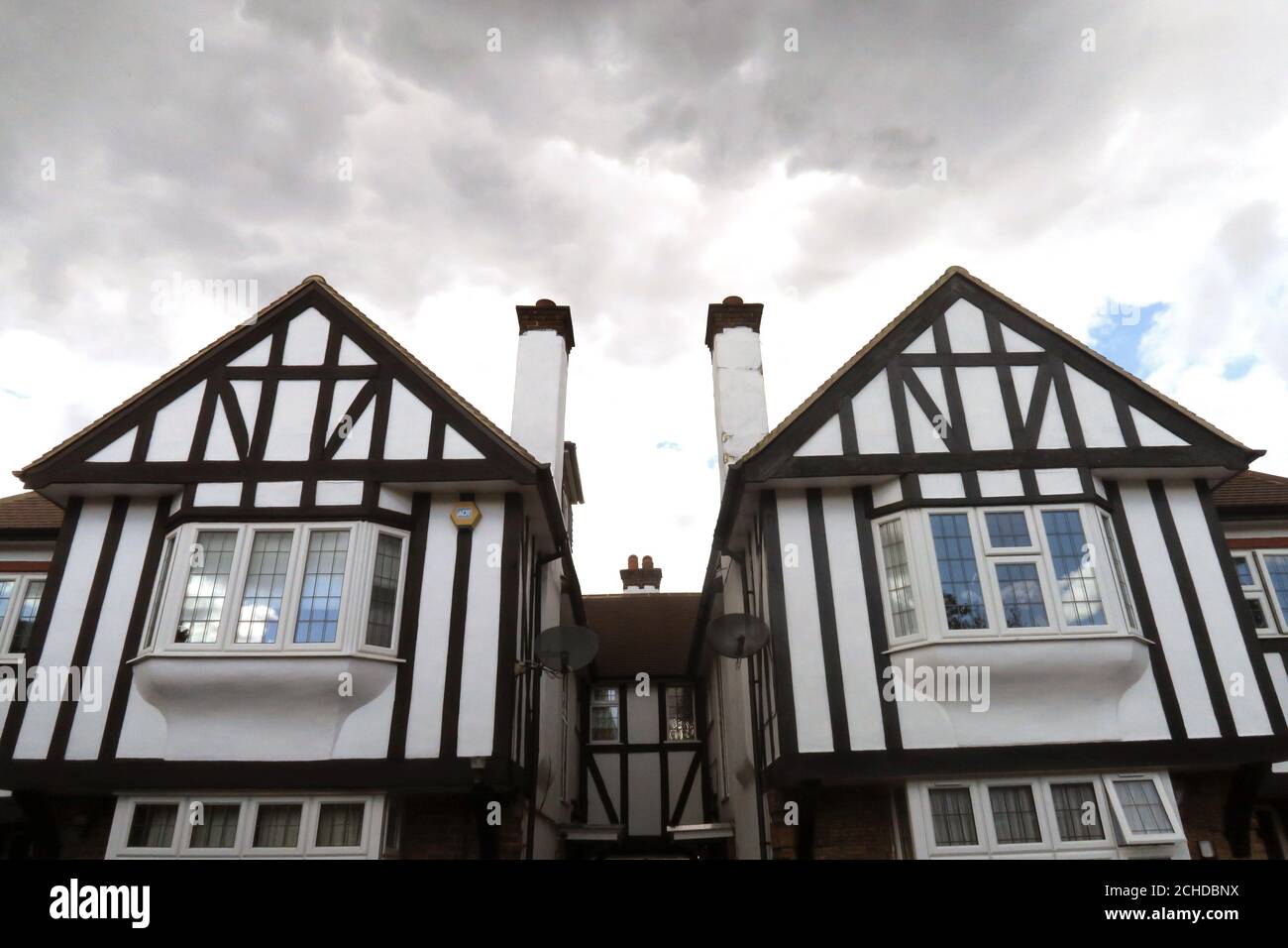Londra Mock Tudor case sotto il cielo tempestoso Foto Stock