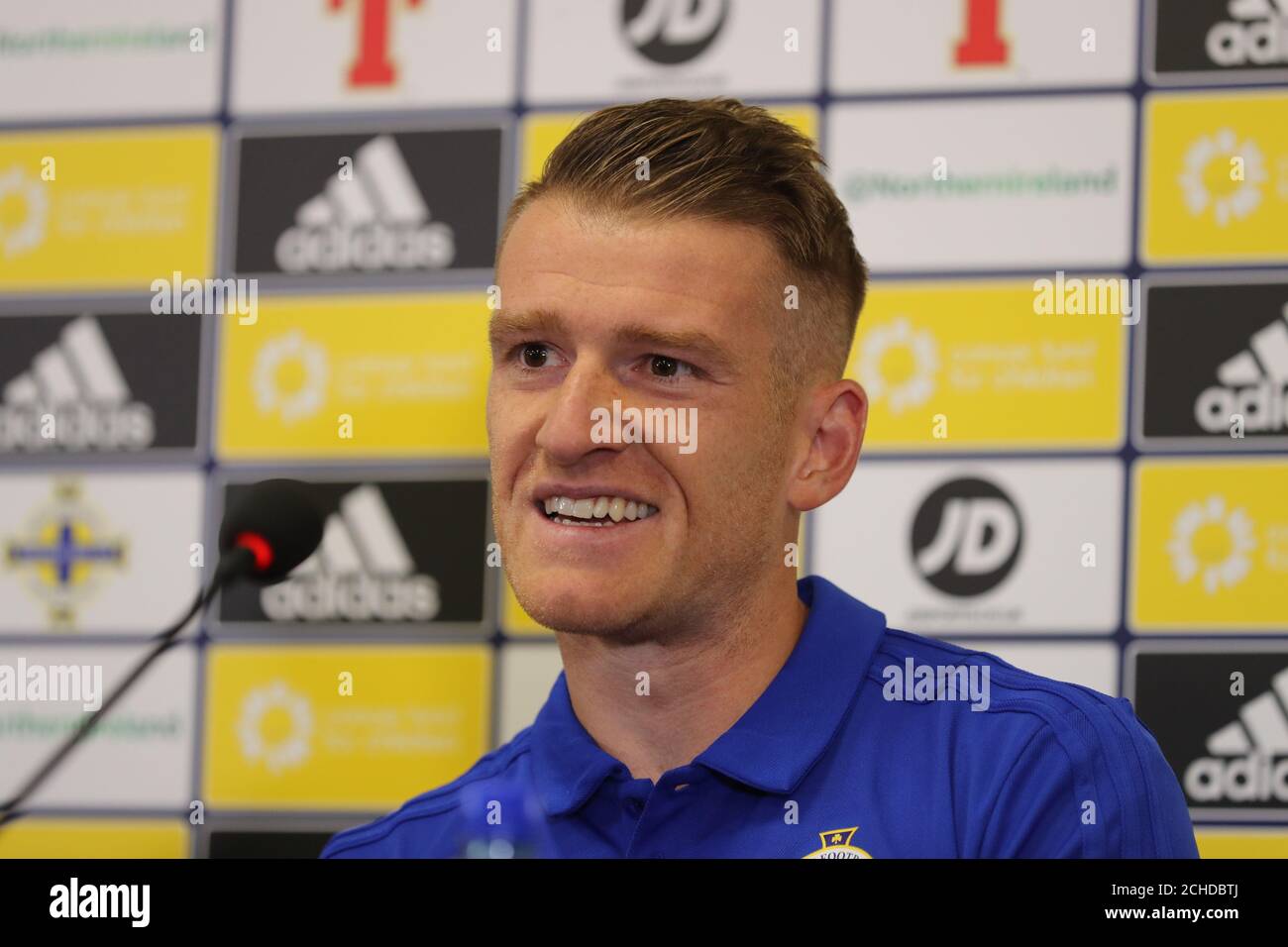 Il capitano dell'Irlanda del Nord Steven Davis durante una conferenza stampa dopo una sessione di allenamento al Windsor Park, Belfast. Foto Stock