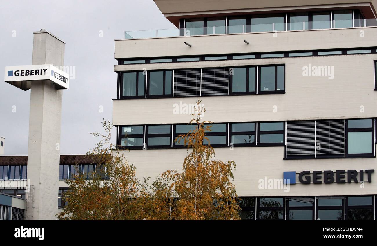 Il logo di Geberit, azienda produttrice di servizi igienici per doccia e  impianti idraulici, è visibile nella sede centrale di Rapperswil-Jona,  Svizzera, il 30 ottobre 2018. REUTERS/Arnd Wiegmann Foto stock - Alamy