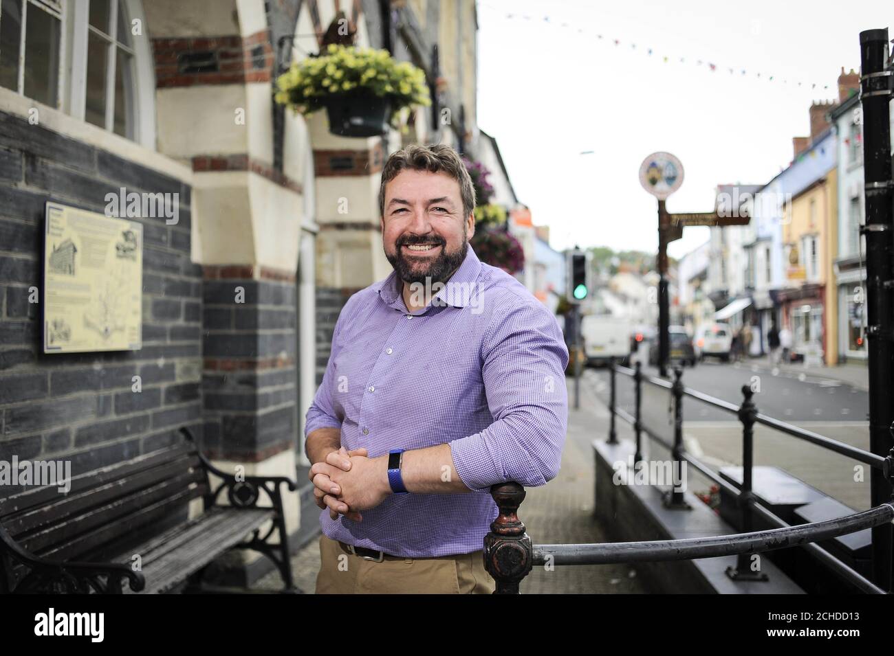 SOTTOPOSTO A EMBARGO per il 0001 LUNEDÌ SETTEMBRE 17 USO EDITORIALE SOLO Clive Davis da 4CG rappresenterà Cardigan High Street, una delle 38 strade alte shortlisted nel Great British High Street Awards 2018, che è sponsorizzato da Visa ed è gestito dal Ministero degli alloggi, Comunità e governo locale. Foto Stock