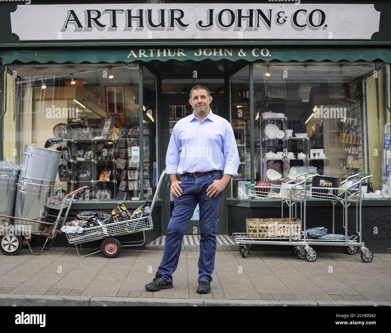 Alun John rappresenta Arthur John & Co per Cowbridge High Street, una delle 38 strade secondarie del Great British High Street Awards 2018, sponsorizzata da Visa e gestita dal Ministero degli alloggi, delle Comunità e del Governo locale. Foto Stock
