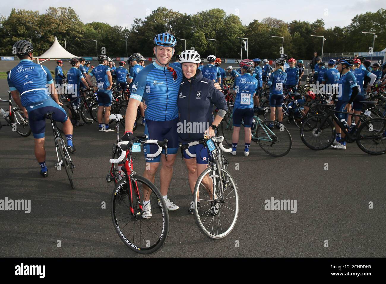USO EDITORIALE SOLO gli ambasciatori Artemis Zara e Mike Tindall lanciano l'inizio della Blue Marine Foundation London-Monaco Cycle Ride presso l'Herne Hill Velodrome di Londra. Foto Stock