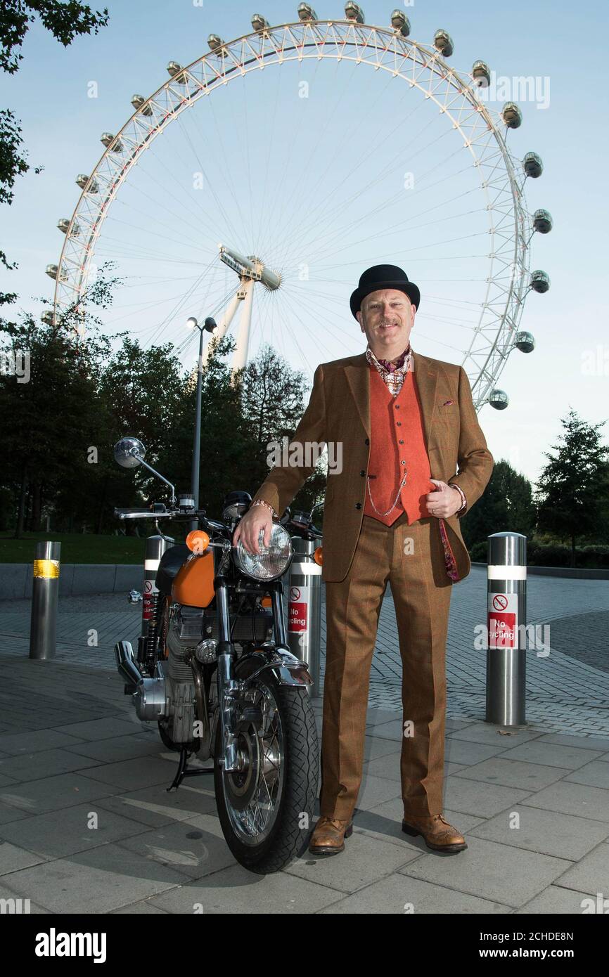 USO EDITORIALE SOLO Rider Martin Brown, da Sidcup al London Eye con la sua moto d'epoca davanti all'illustre Gentleman&Otilde;s Ride, che vedrà circa 1,000 motociclisti alla moda girare la capitale questa domenica 30 settembre, per raccogliere fondi per il partner ufficiale di beneficenza la Fondazione Movember. Foto Stock