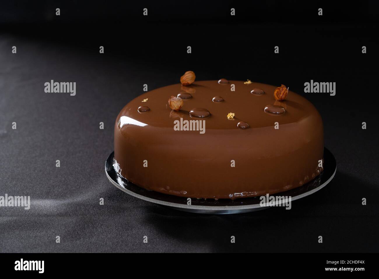 Torta di compleanno lucida al cioccolato isolata su sfondo nero. Spazio di copia. Primo piano. Foto di alta qualità Foto Stock