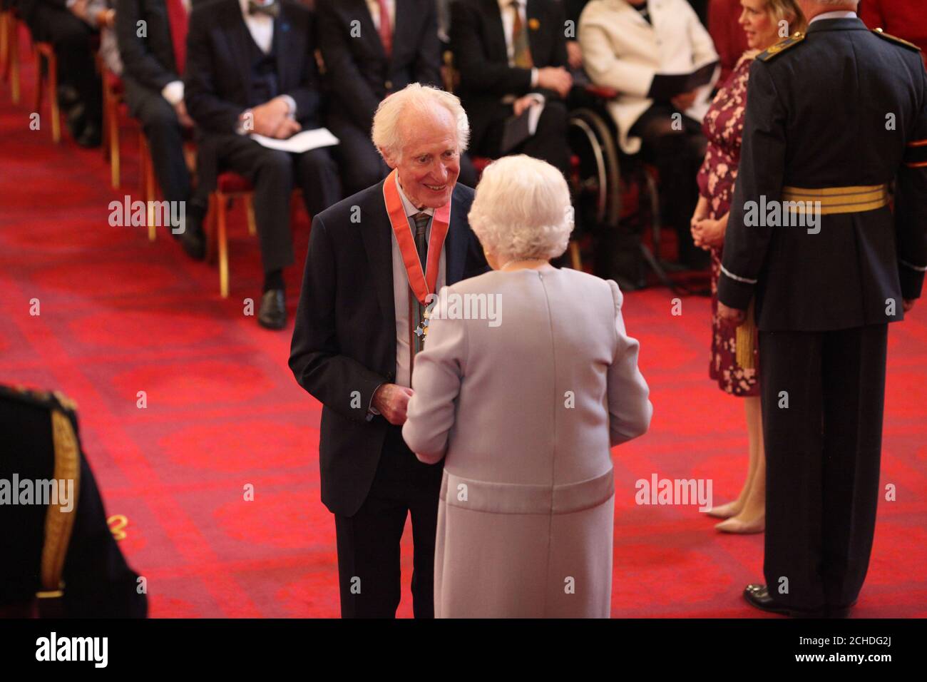 Il sig. Bamber Gascoigne di Richmond è fatto un CBE (Comandante dell'Ordine dell'Impero britannico) dalla regina Elisabetta II, durante una cerimonia di investitura a Buckingham Palace, Londra. PREMERE ASSOCIAZIONE foto. Data immagine: Giovedì 11 ottobre 2018. Vedere la storia di PA INVESTITURA REALE. Il credito fotografico dovrebbe essere: Filo Yui Mok/PA Foto Stock