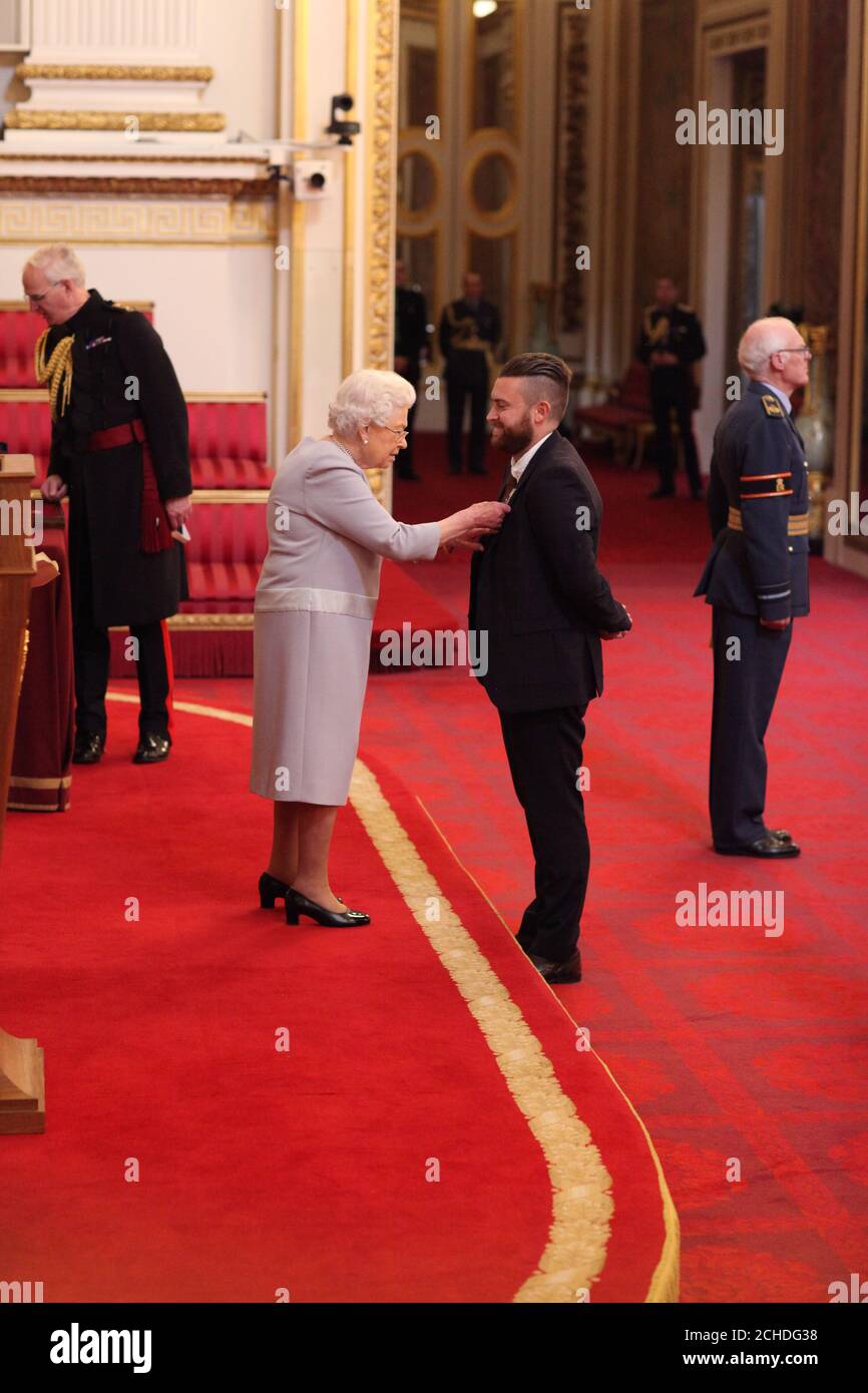 Il Constable Charles Guenigault è decorato con la medaglia George della Regina Elisabetta II, durante una cerimonia di investitura a Buckingham Palace, Londra. PREMERE ASSOCIAZIONE foto. Data immagine: Giovedì 11 ottobre 2018. Vedere la storia di PA INVESTITURA REALE. Il credito fotografico dovrebbe essere: Filo Yui Mok/PA Foto Stock