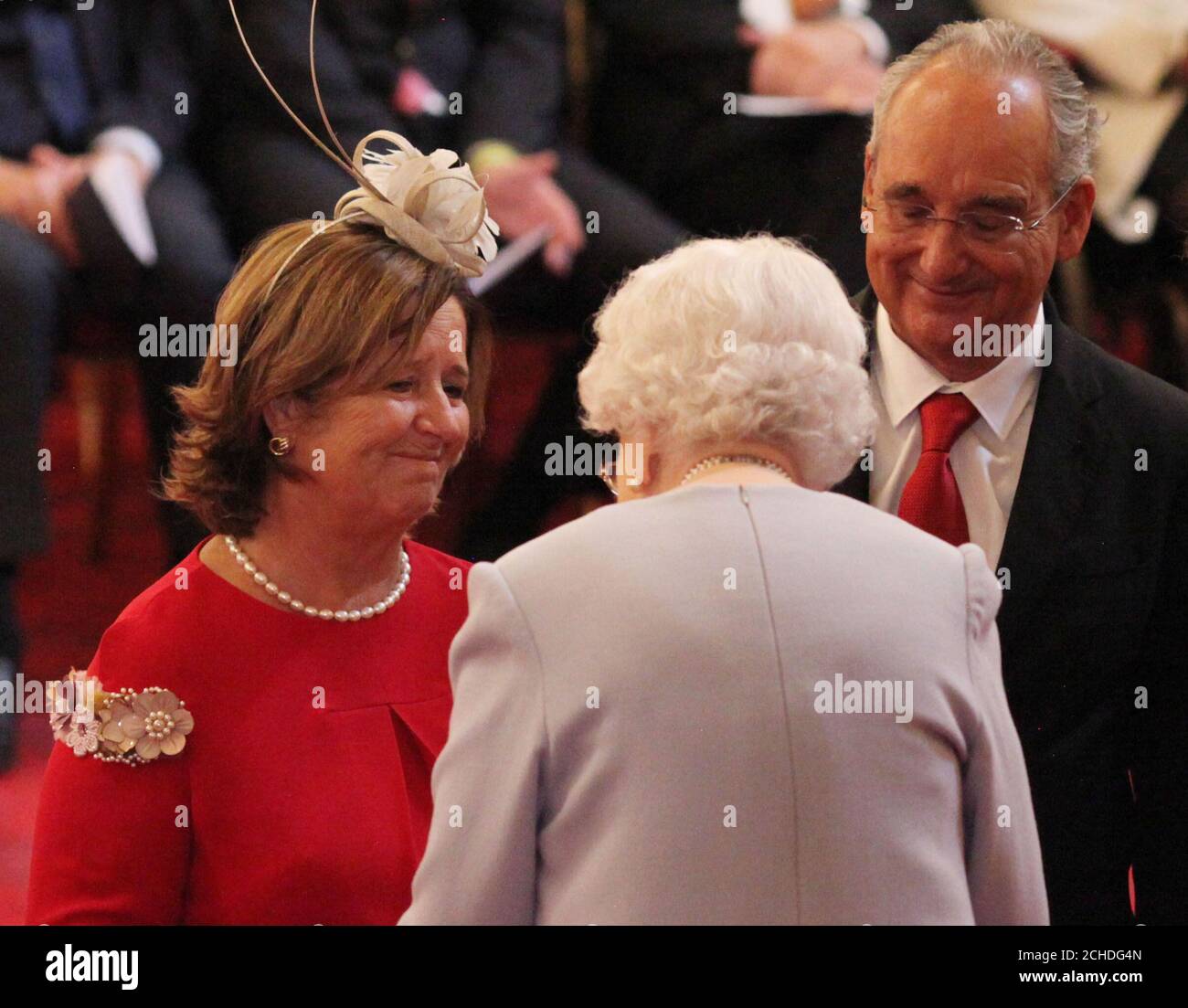 Joaquin Echeverria Alonso e MRD Maria Miralles De Imperial Hornedo ricevono la Medaglia George assegnata al loro defunto figlio, Ignacio Echeverria, dalla Regina Elisabetta II, durante una cerimonia di investitura a Buckingham Palace, Londra. PREMERE ASSOCIAZIONE foto. Data immagine: Giovedì 11 ottobre 2018. Vedere la storia di PA INVESTITURA REALE. Il credito fotografico dovrebbe essere: Filo Yui Mok/PA Foto Stock