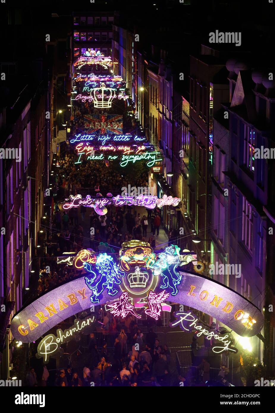 USO EDITORIALE SOLO UN'installazione leggera che celebra la canzone regina Bohemian Rhapsody è lanciato a Carnaby Street a Londra. Le luci con i testi di Freddie Mercury illumineranno la strada fino a gennaio, in occasione del prossimo film Bohemian Rhapsody. Foto Stock