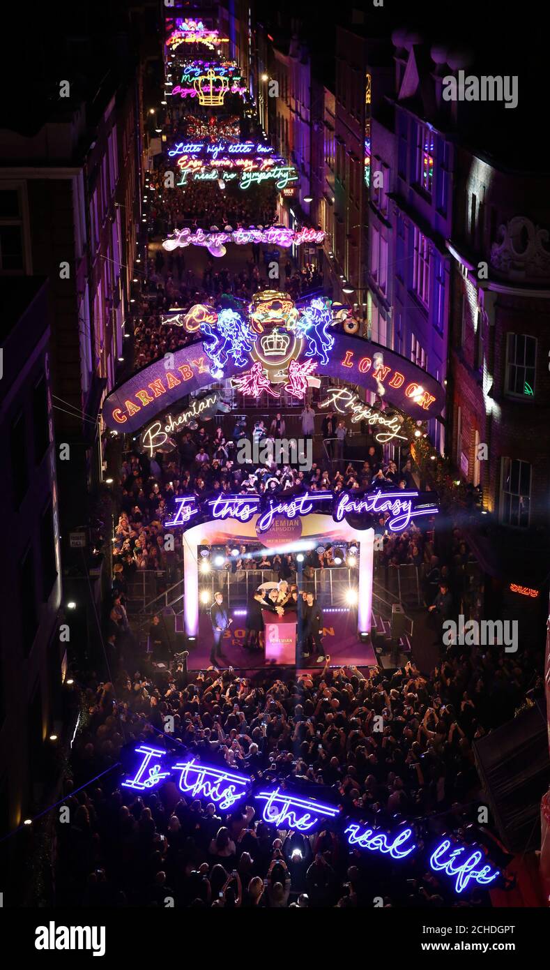 Un'installazione leggera che celebra la canzone regina Bohemian Rhapsody viene lanciata a Carnaby Street a Londra. Le luci con i testi di Freddie Mercury illumineranno la strada fino a gennaio, in occasione del prossimo film Bohemian Rhapsody. Foto Stock
