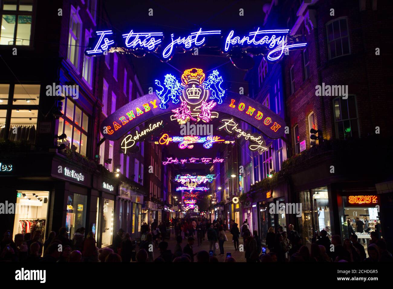 Vista generale di un'installazione leggera che celebra la canzone regina Bohemian Rhapsody a Carnaby Street a Londra. Le luci con i testi di Freddie Mercury illumineranno la strada fino a gennaio, in occasione del prossimo film Bohemian Rhapsody. Foto Stock