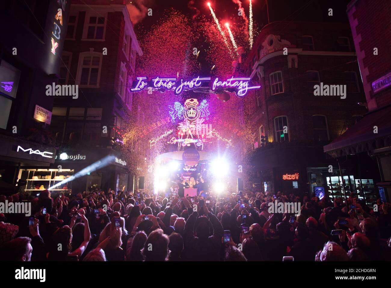 Brian May e Roger Taylor aiutano a lanciare un'installazione leggera che celebra la canzone regina Bohemian Rhapsody a Carnaby Street a Londra. Le luci con i testi di Freddie Mercury illumineranno la strada fino a gennaio, in onore del prossimo film. Foto Stock